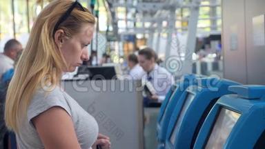 机场候机室的女人。 对机场飞行的期望。 慢动作，在机场的女孩看着